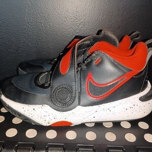 Nike Team Hustle Kids Black and Red Hook-and-Loop Athletic Sneakers
